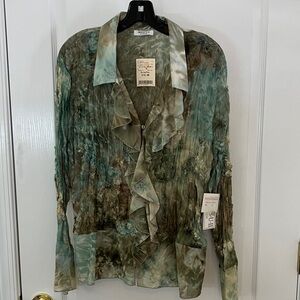 2X crinkle blouse with 3-D embroidery fabric rosettes